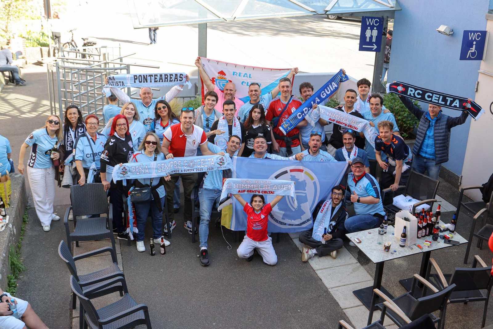 Los 30 miembros de la peña Die Himmelblauen, casi la mitad de la agrupación, ayer en la Karlsplatz.
