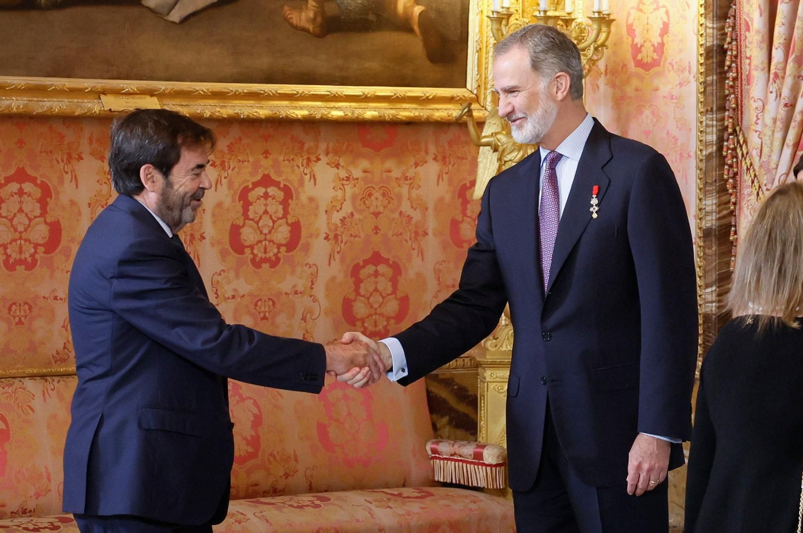 El Rey Felipe VI (d) saluda al presidente del Consejo General del Poder Judicial, Vicente Guilarte (i).