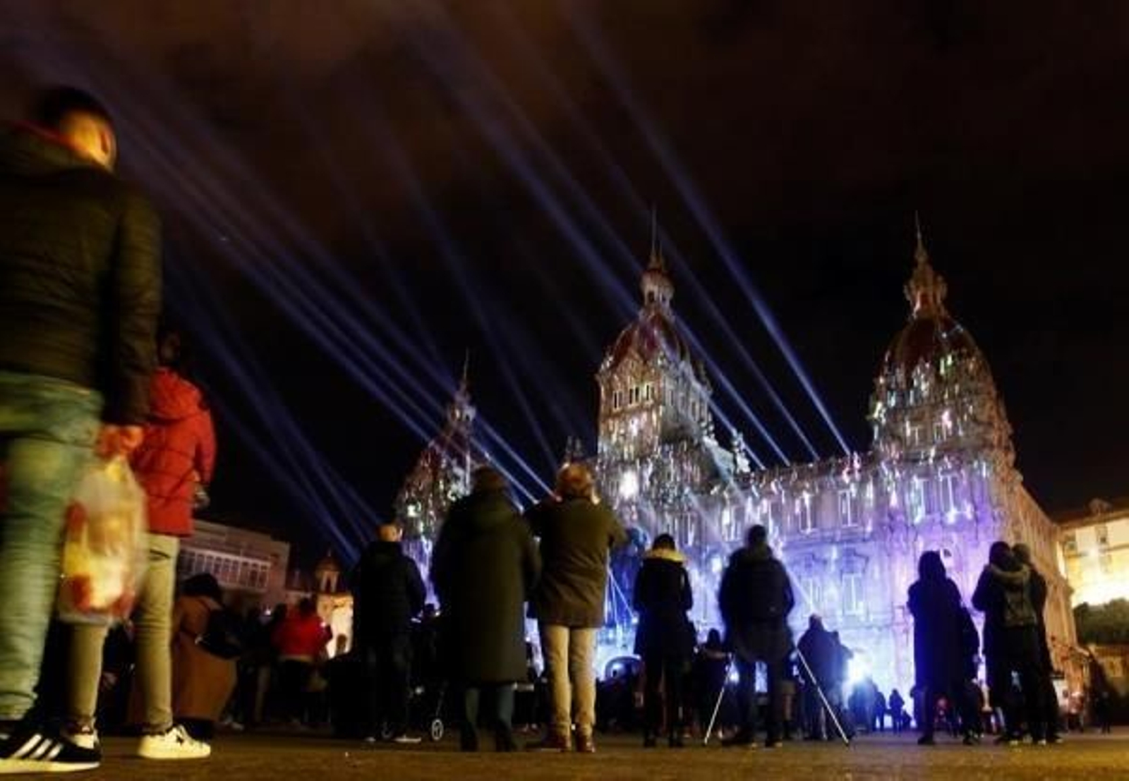 El encendido del alumbrado navideño comienza con la proyección de un vídeo sobre la fachada del Ayuntamiento de A Coruña, este viernes en la ciudad gallega. EFE/Kiko Delgado