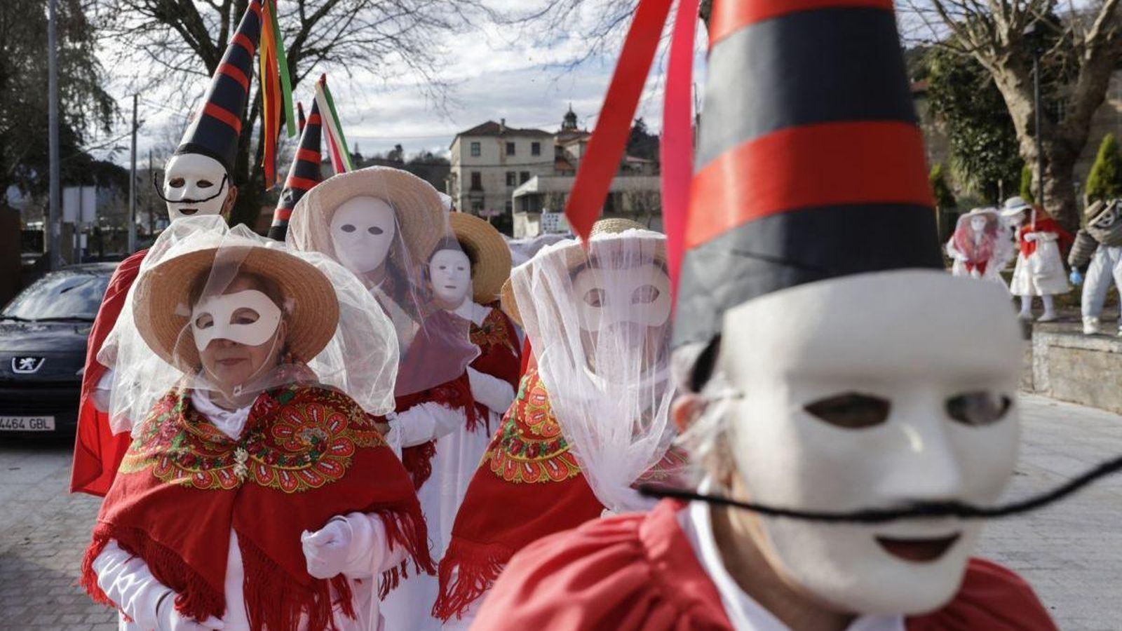 Los madamitos esconden el rostro detrás de caretas de grandes bigotes.