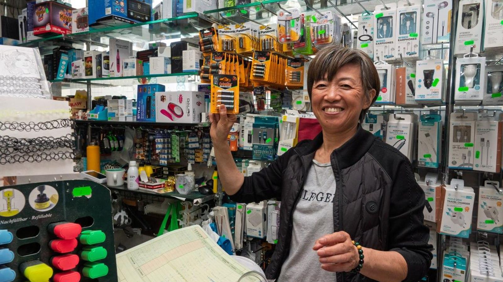 Una vendedora enseñando pilas, producto preciado durante el apagón.