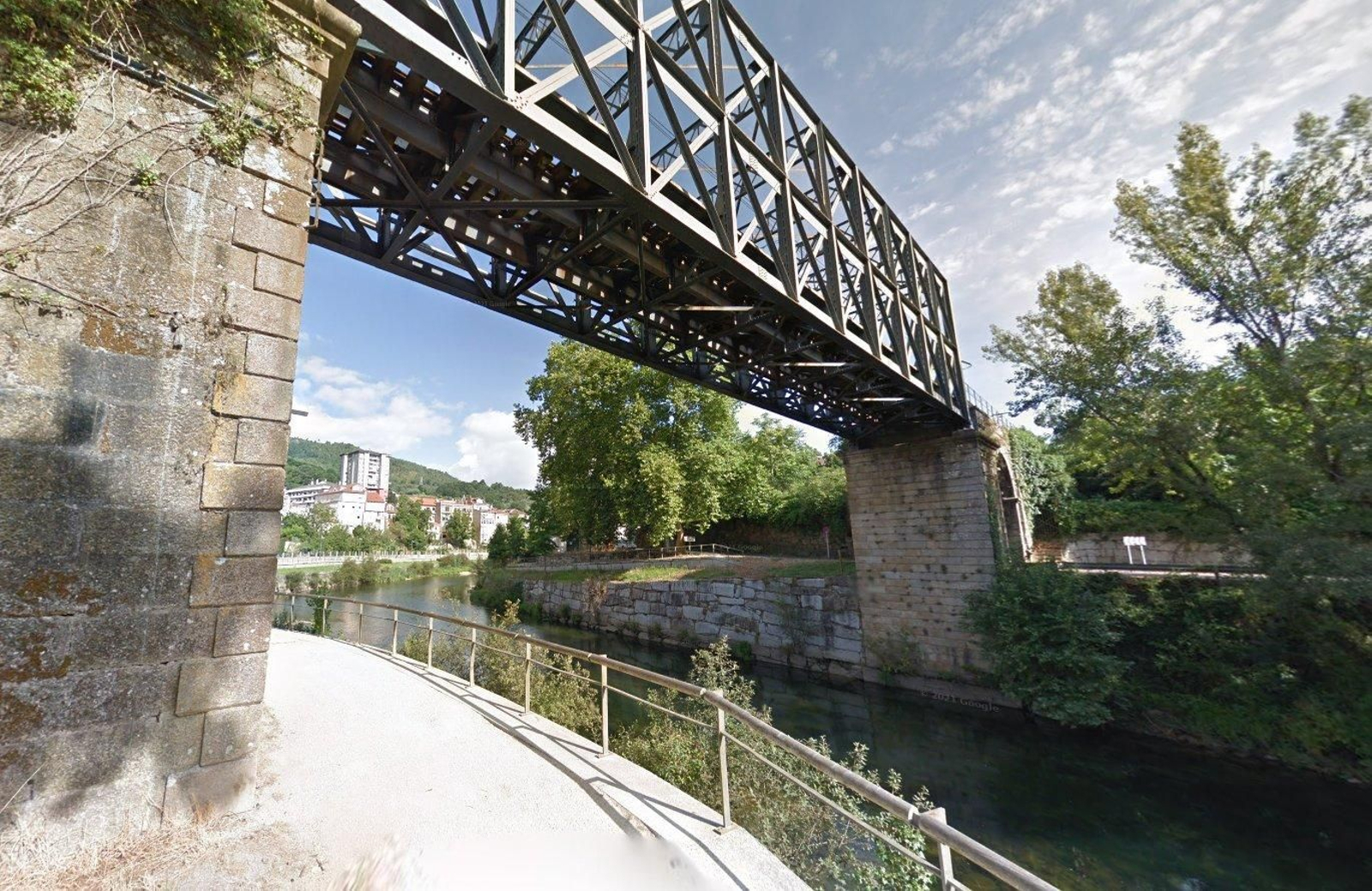 Río Avia a su paso por Ribadavia.