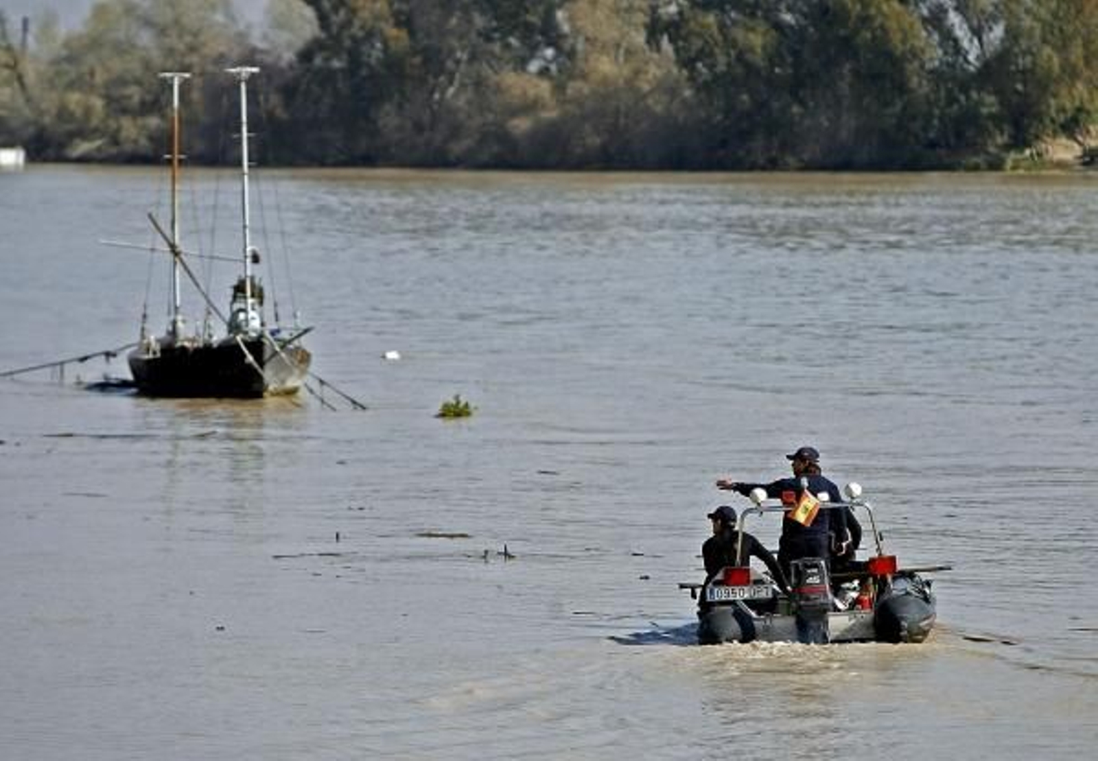 Varias patrullas recorren el Guadalquivir en busca del cádaver de Marta del Castillo.