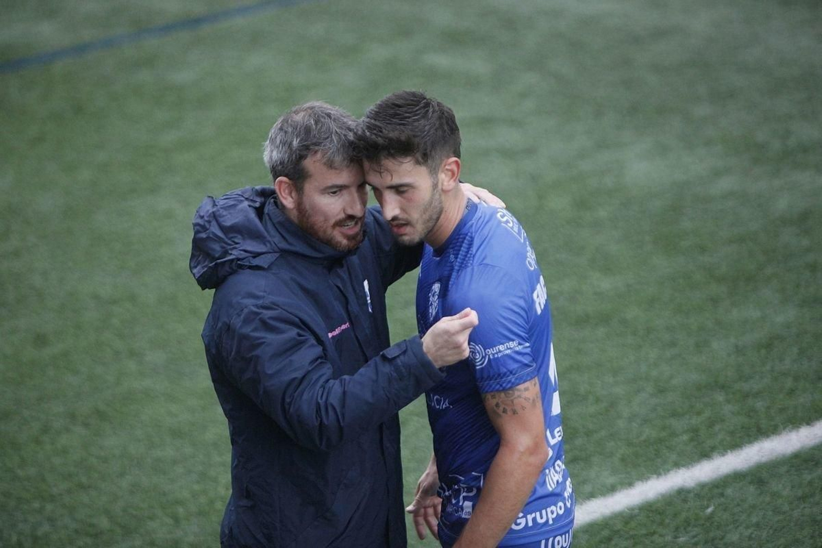 El técnico Rubén Domínguez da instrucciones a Facu Ballardo durante un partido en Oira
