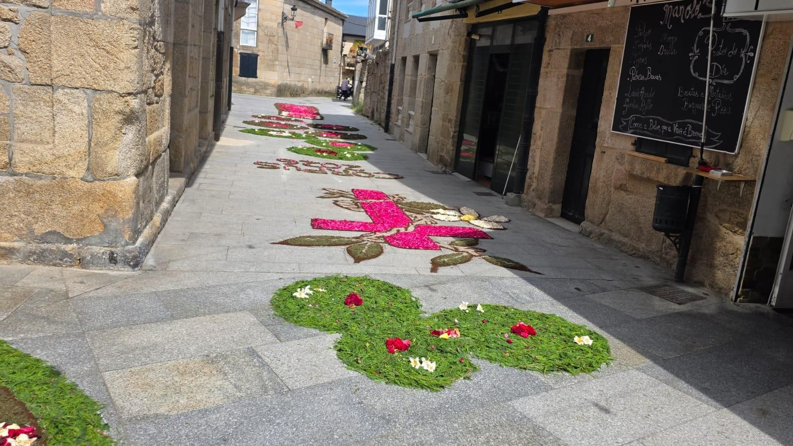 Alfombra floral por el Corpus Christi en A Pobra de Trives.