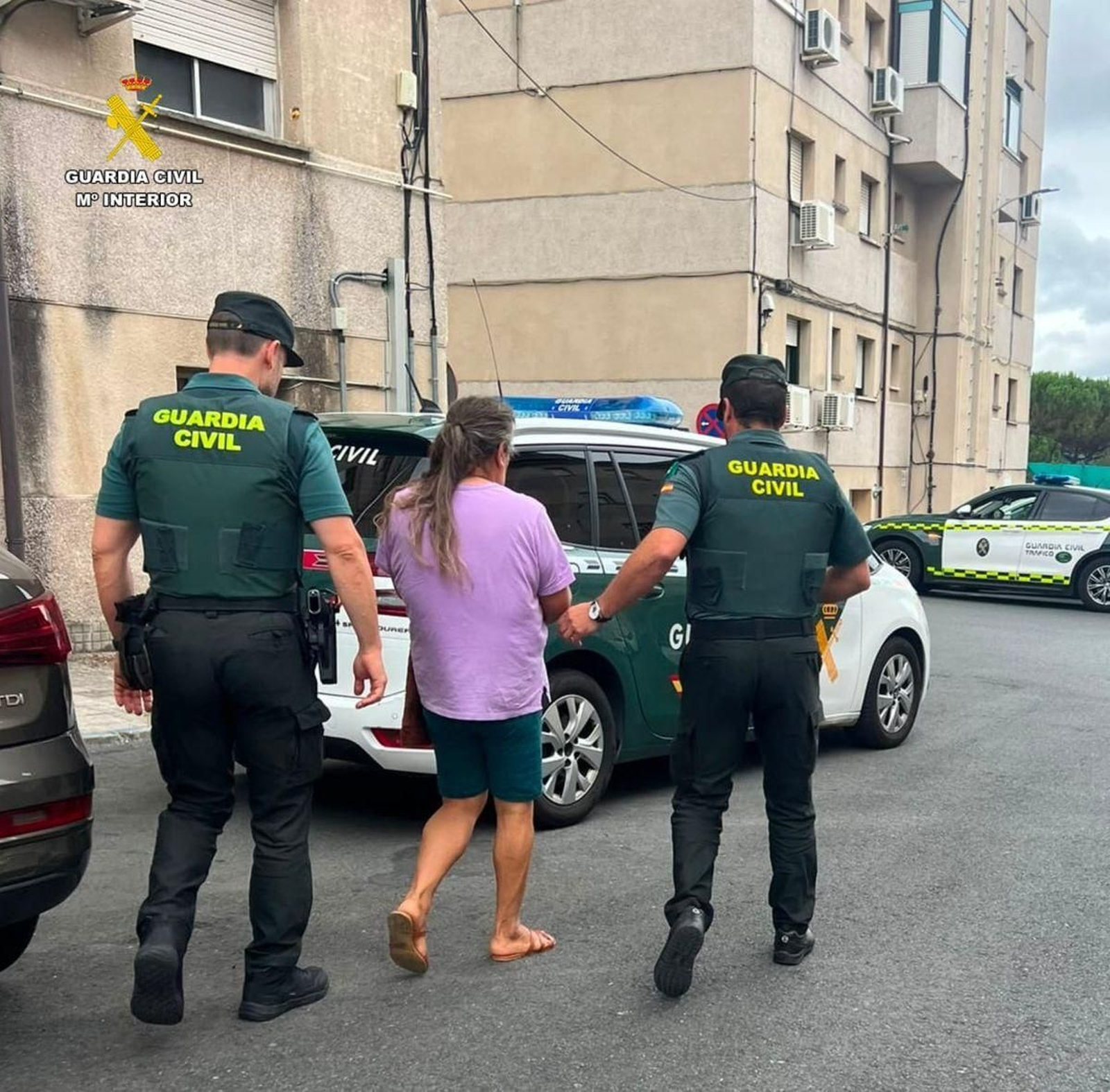 La mujer llega a la Comandancia bajo arresto.