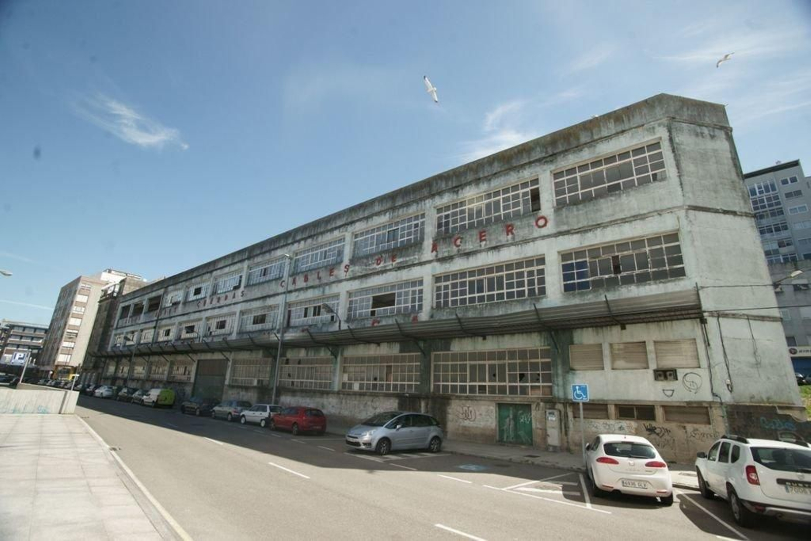 La nave de Cordelerías Mar lleva cerrada años a la espera de su demolición, como otras vecinas.