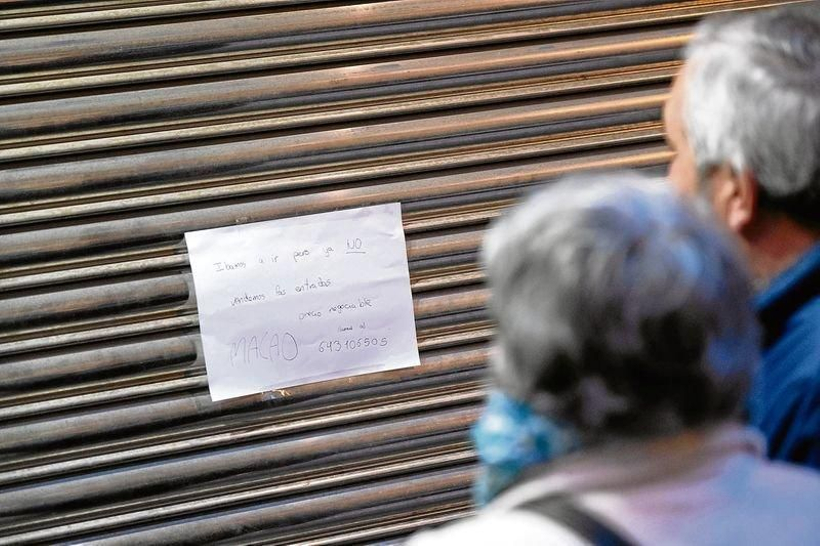 Un cartel de unos afectados, ayer en la persiana de la discoteca Macao. (ÓSCAR PINAL)