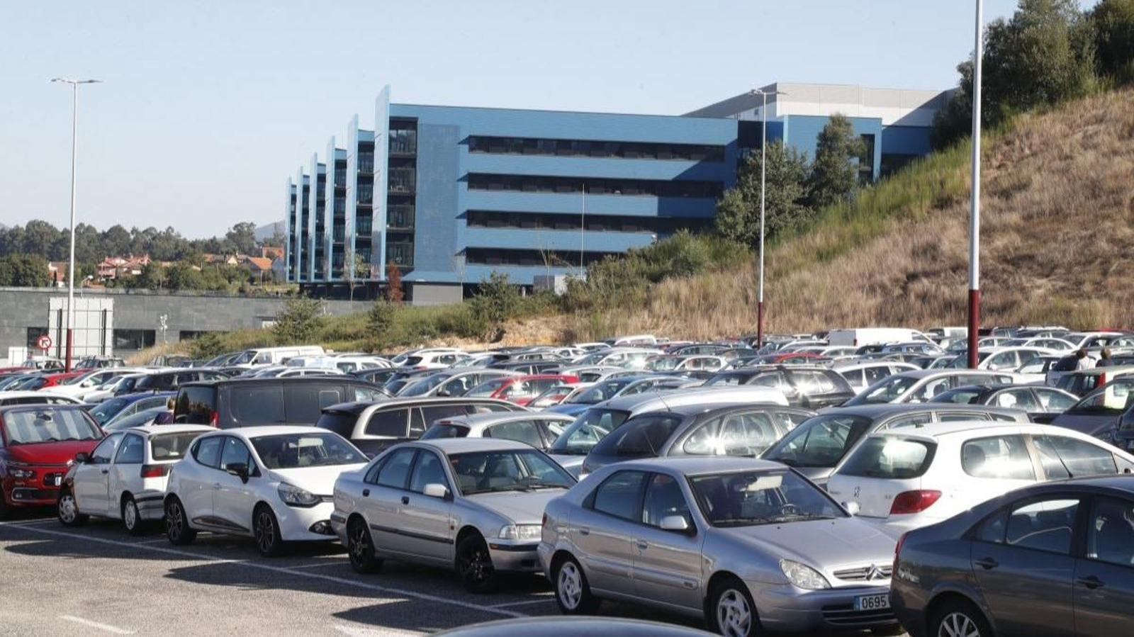 El aparcamiento municipal construido junto al Cunqueiro está siempre lleno.