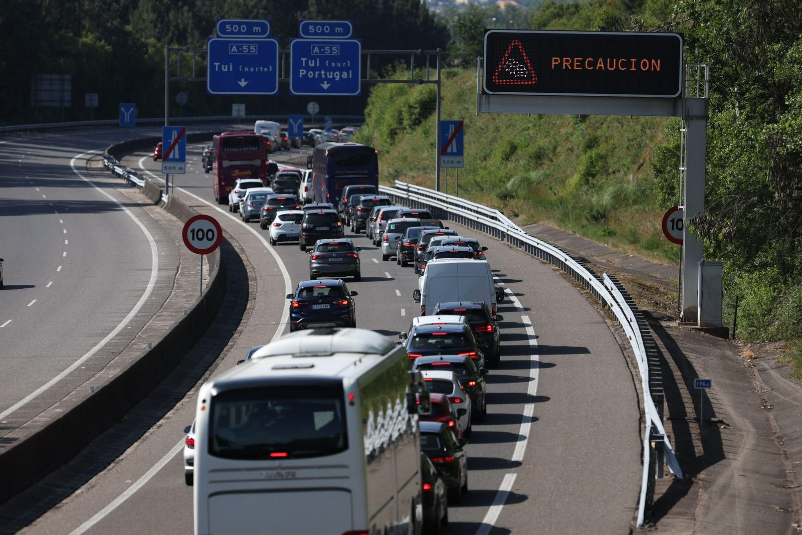Conductores atrapados en la AP-9 en Tui, destino Portugal. // Alberte