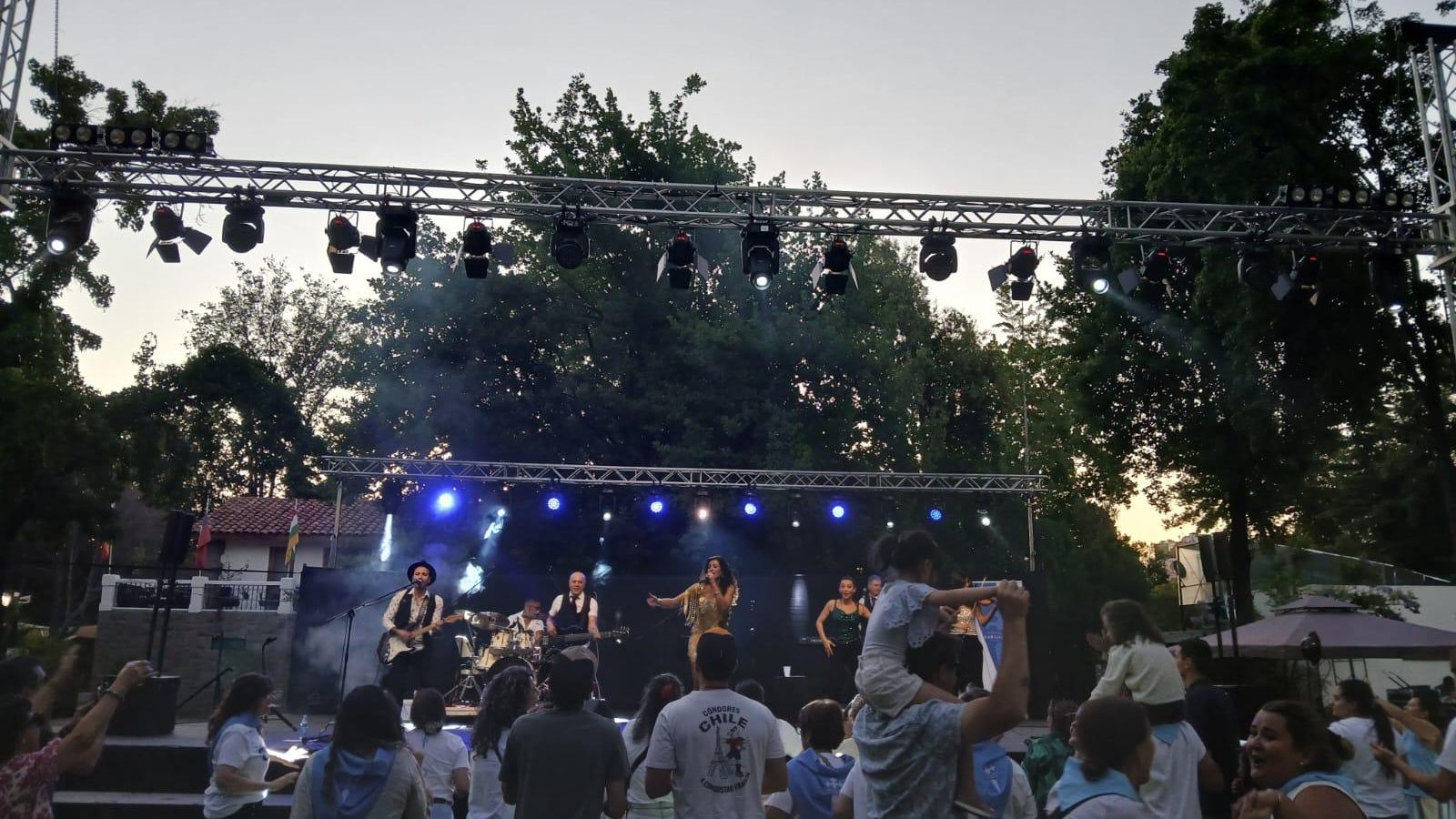 Actuación de Lucía Pérez en el aniversario del Estadio Español