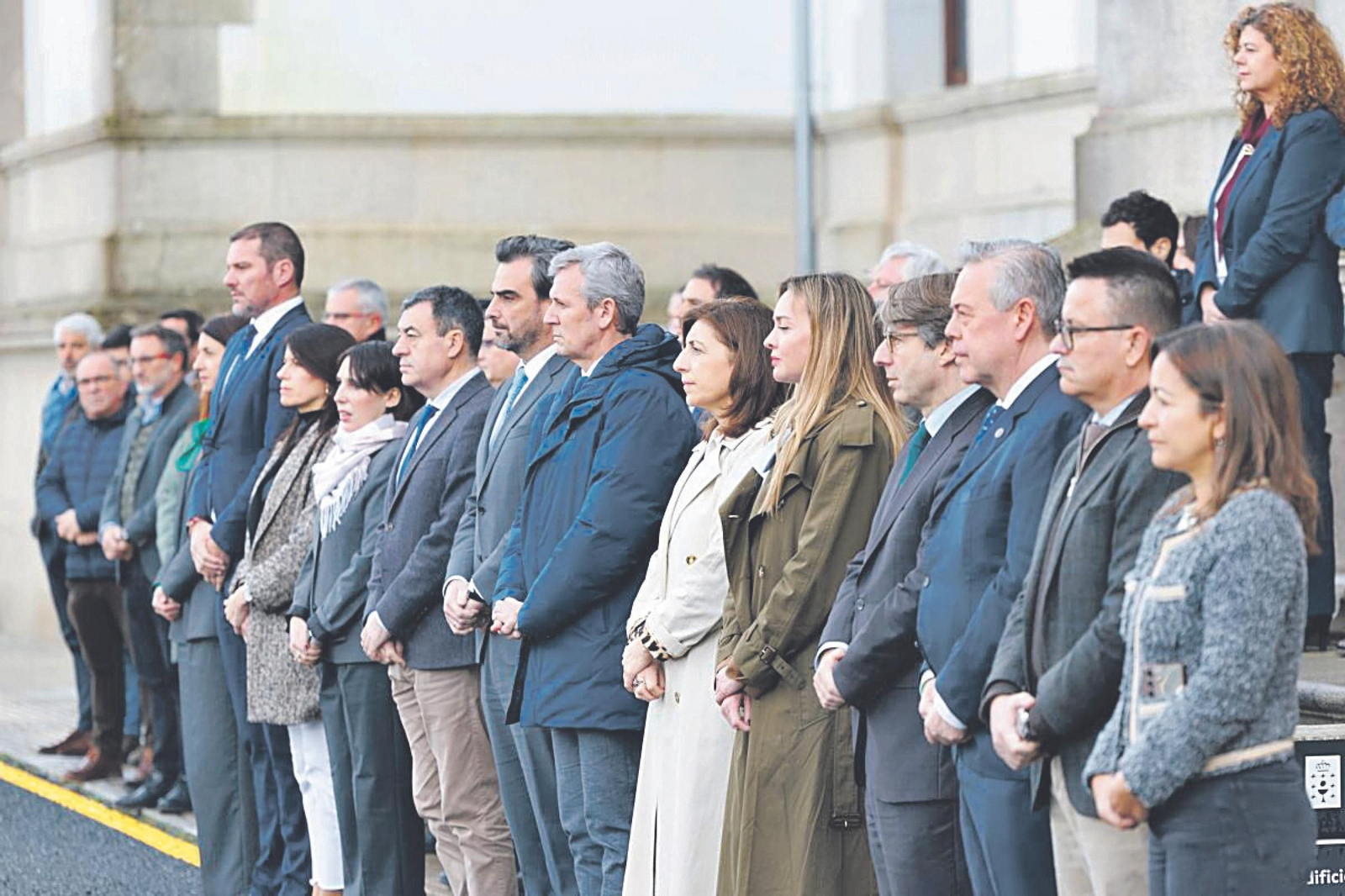 Alfonso Rueda, con el gobierno gallego, ayer durante el homenaje a las víctimas en San Caetano.