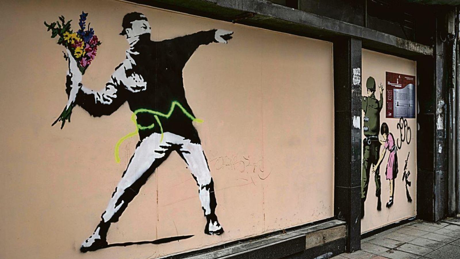 Los vándalos también estropearon los murales de Banksy.