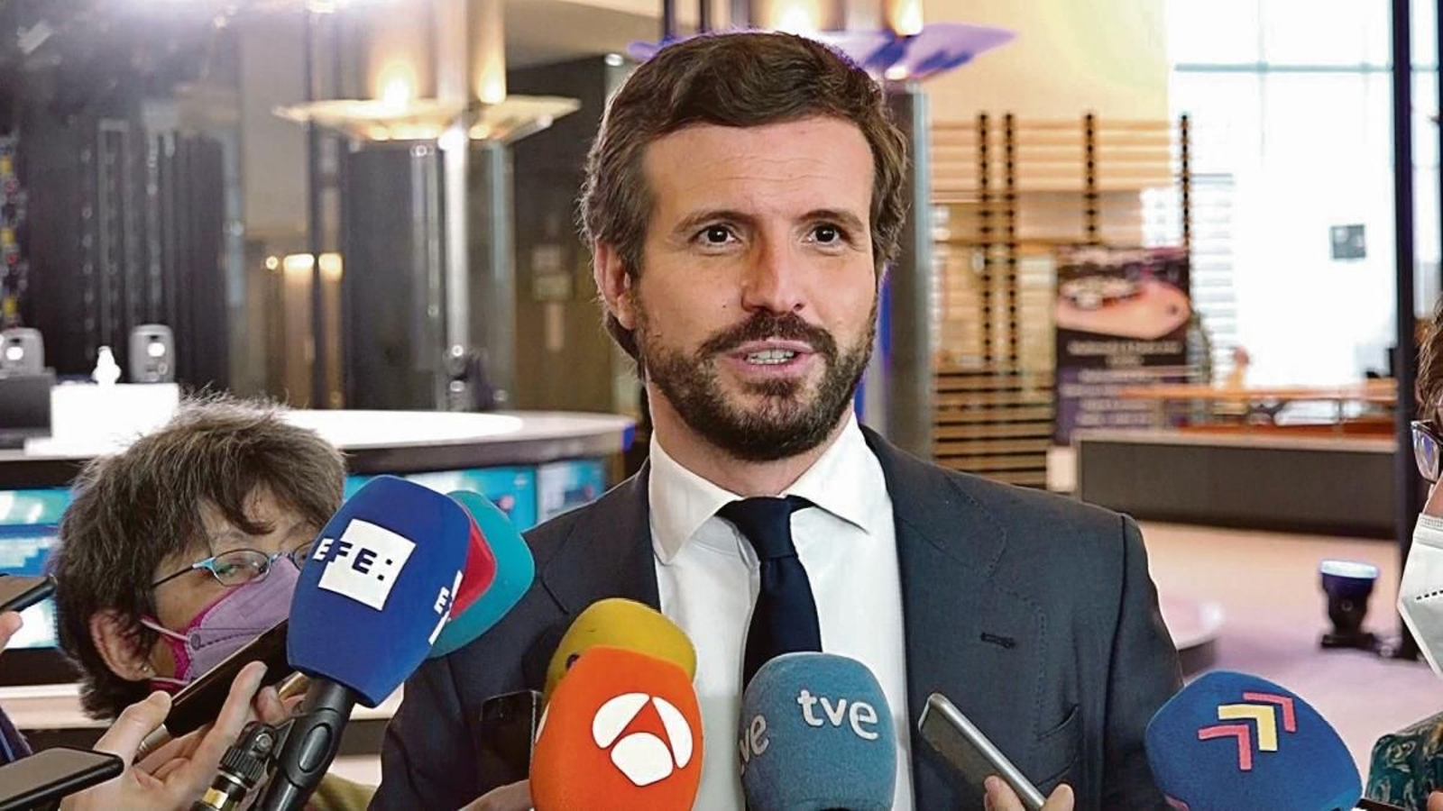 Pablo Casado, atendiendo a los medios de comunicación.
