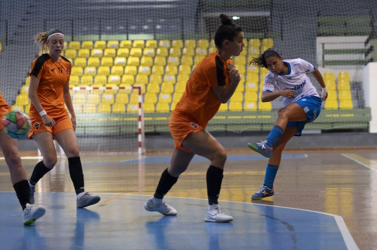 Ju Pedreira remata a la portería del Burela en un partido amistoso esta temporada.