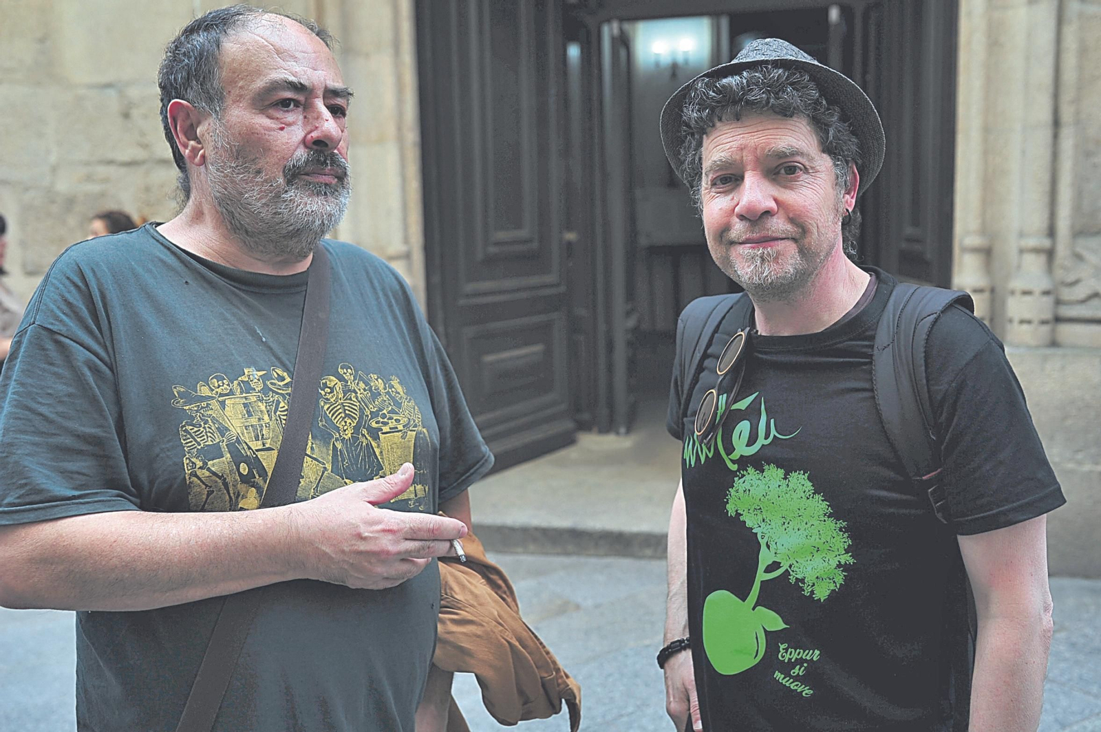 Fernando Dacosta e un dos seús colegas fronte ó Liceo.