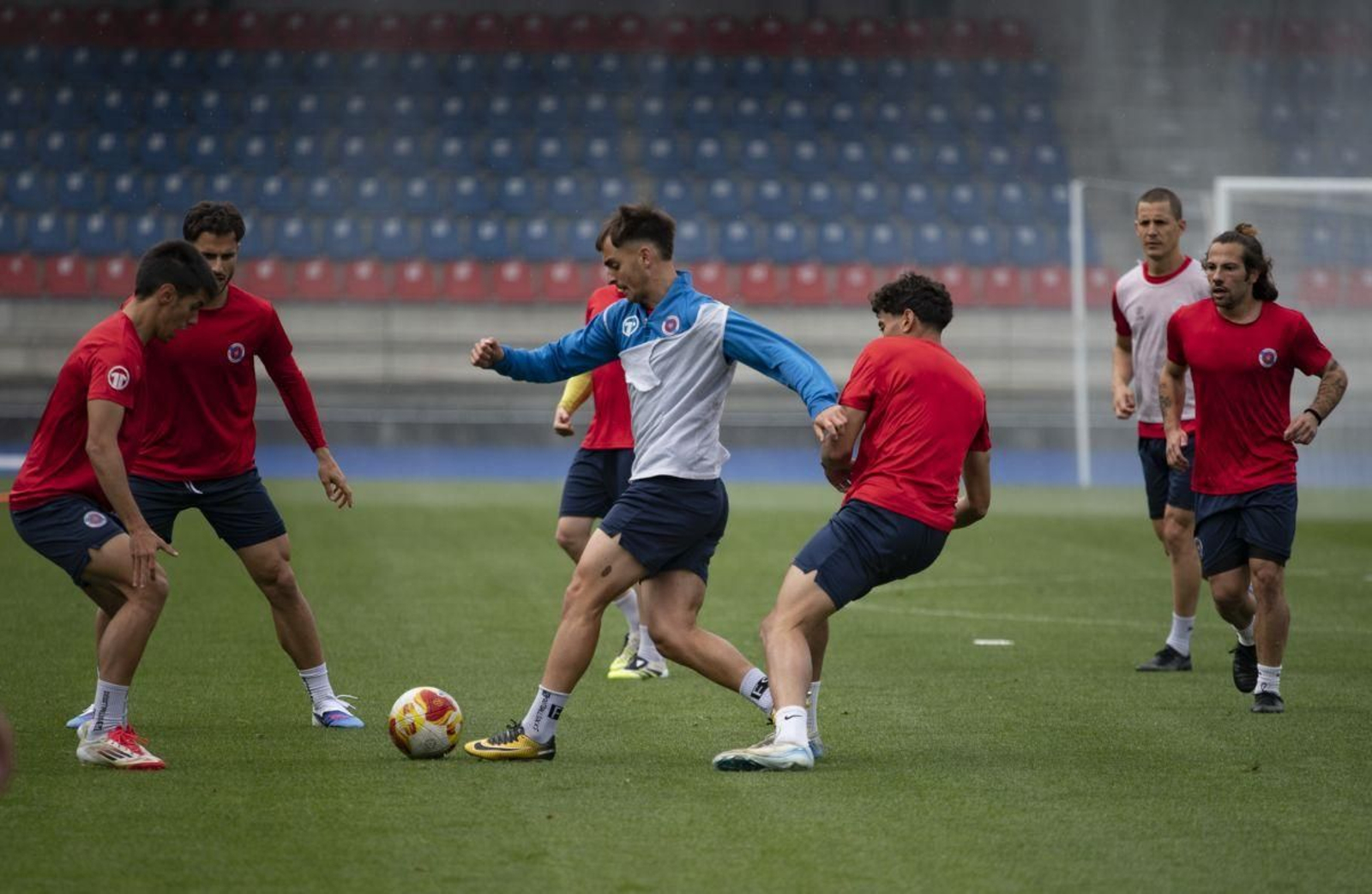 Los jugadores de la UD Ourense, durante el entrenamiento de ayer celebrado en el estadio de O Couto.