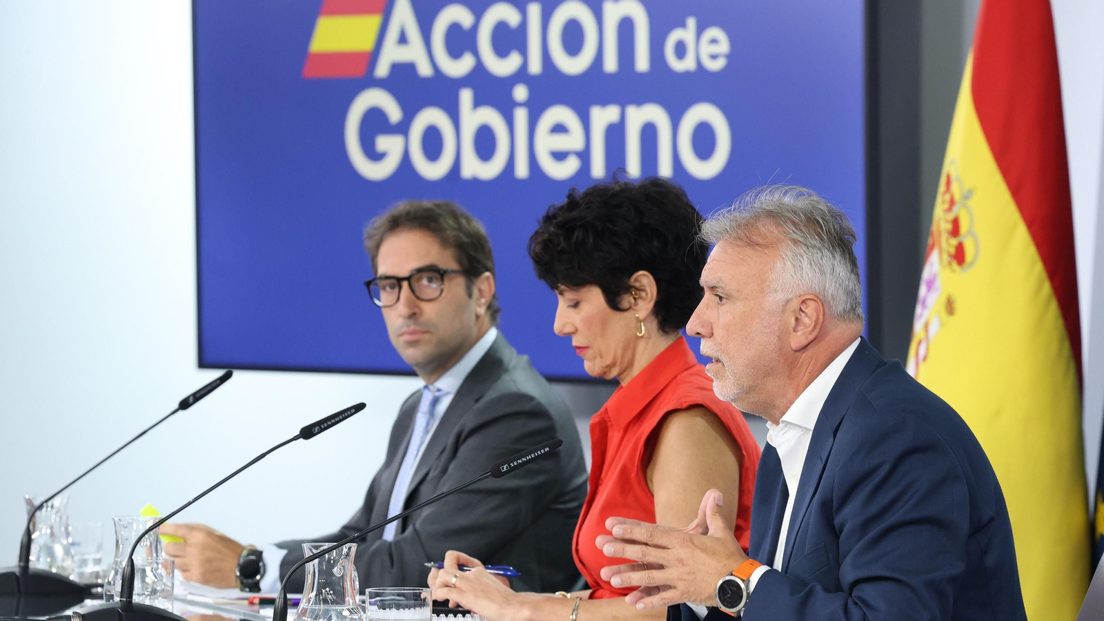 El vicepresidente primero y ministro de Economía, Comercio y Empresa, Carlos Cuerpo; la ministra de Inclusión, Seguridad Social y Migraciones y portavoz del Gobierno, Elma Saiz, y el ministro de Política Territorial y Memoria Democrática, Ángel Víctor Torres