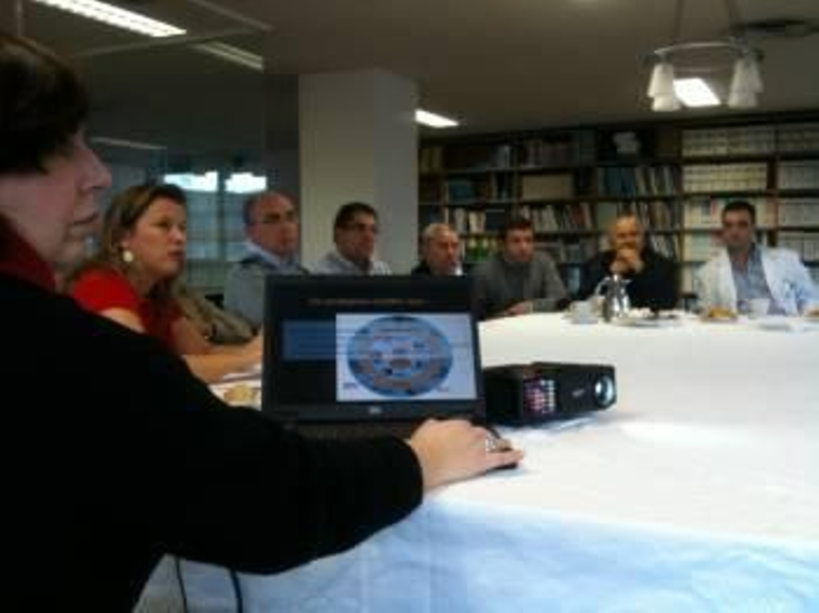Agulla y Núñez (izquierda) en un momento de la reunión con los alcaldes de la comarca. (Foto: M.S.)