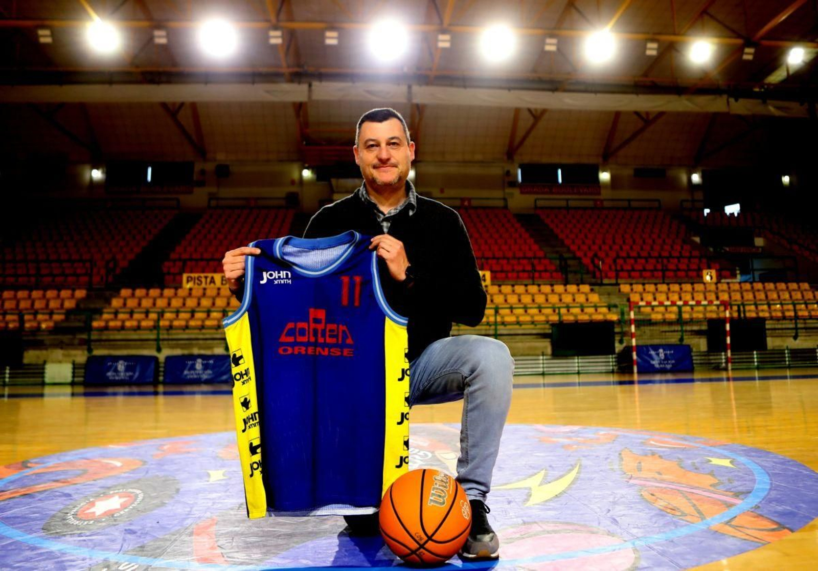Roberto Carnero posa en el Pazo con la camiseta del Coren Ourense que vistió en la Liga ACB.