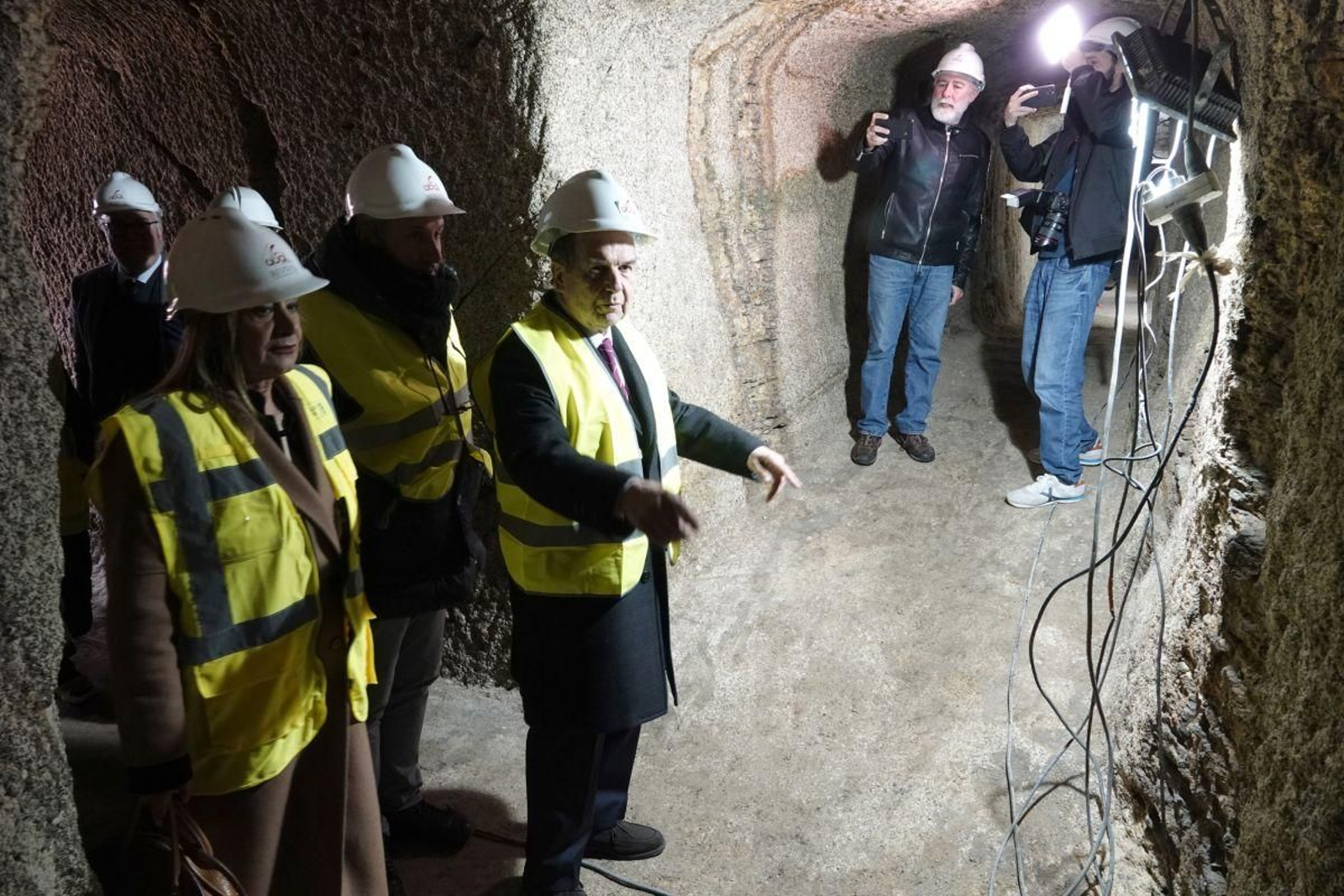 Abel Caballero y Carmela Silva visitaron ayer las galerías de la fortaleza del Castro.