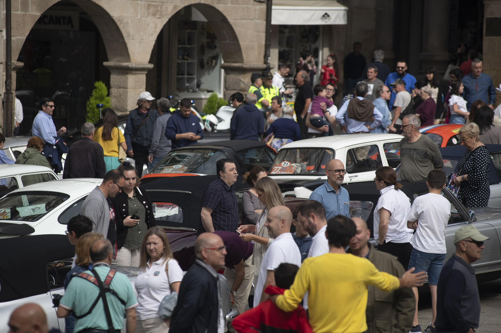 Exposición de coches de rally clásico en la Plaza Mayor de Ourense