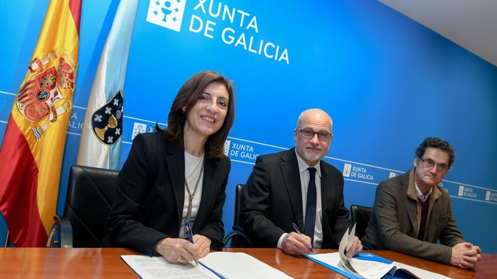 la conselleira de Medio Ambiente e Cambio Climático, Ángeles Vázquez, y el vocal-secretario de la entidad, José Manuel Nogueira Guastavino.