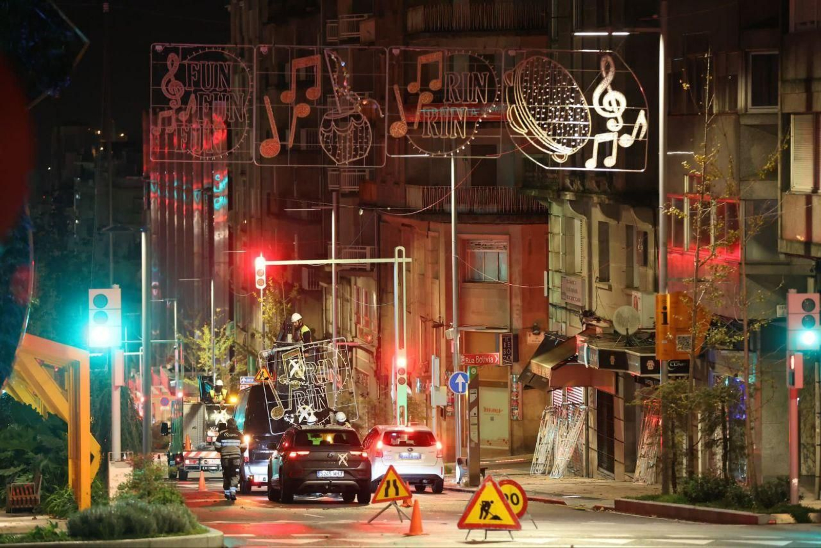 Los operarios trabajan en el montaje del alumbrado de noche para evitar la saturación de una de las principales arterias de la ciudad.