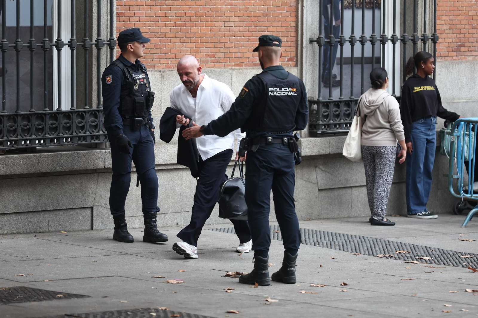 EuropaPress_7814349_agentes_policia_nacional_despliegan_vayas_perimetro_congreso_diputados