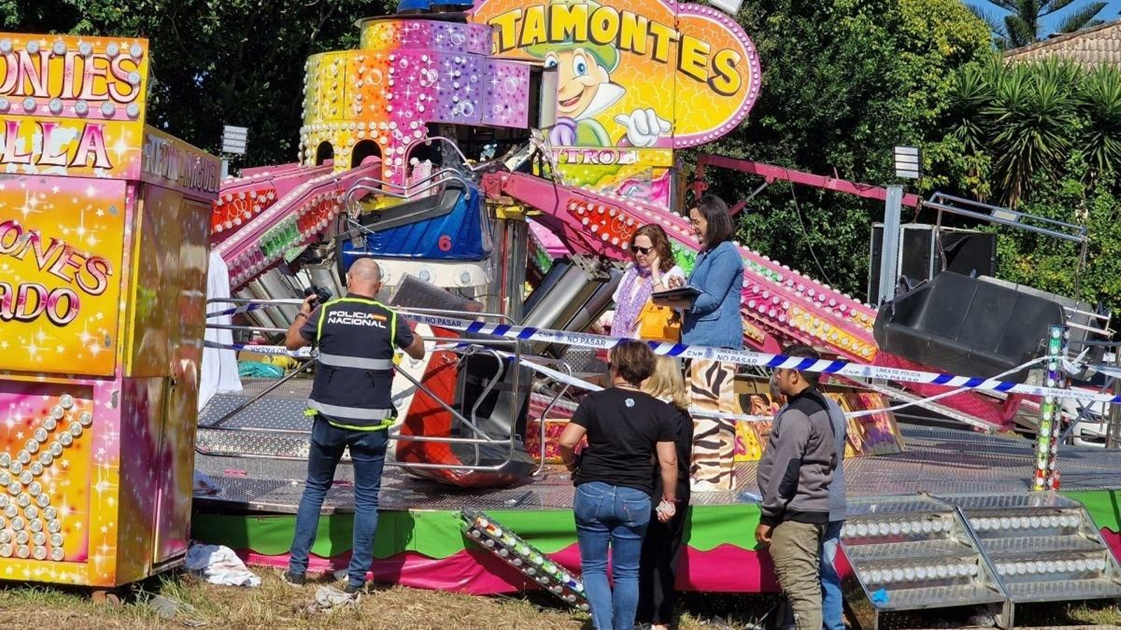 Imagen del ‘saltamontes’ siendo inspeccionado por Policía y técnicas judiciales.
