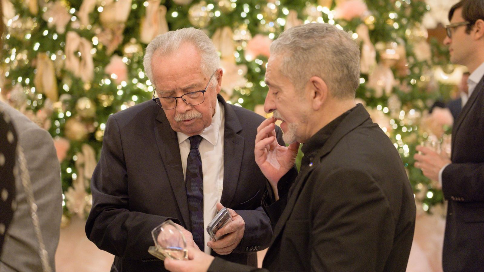 El poeta Olivier Herrera conversa con el artista dEmo durante la entrega de premios. jpg