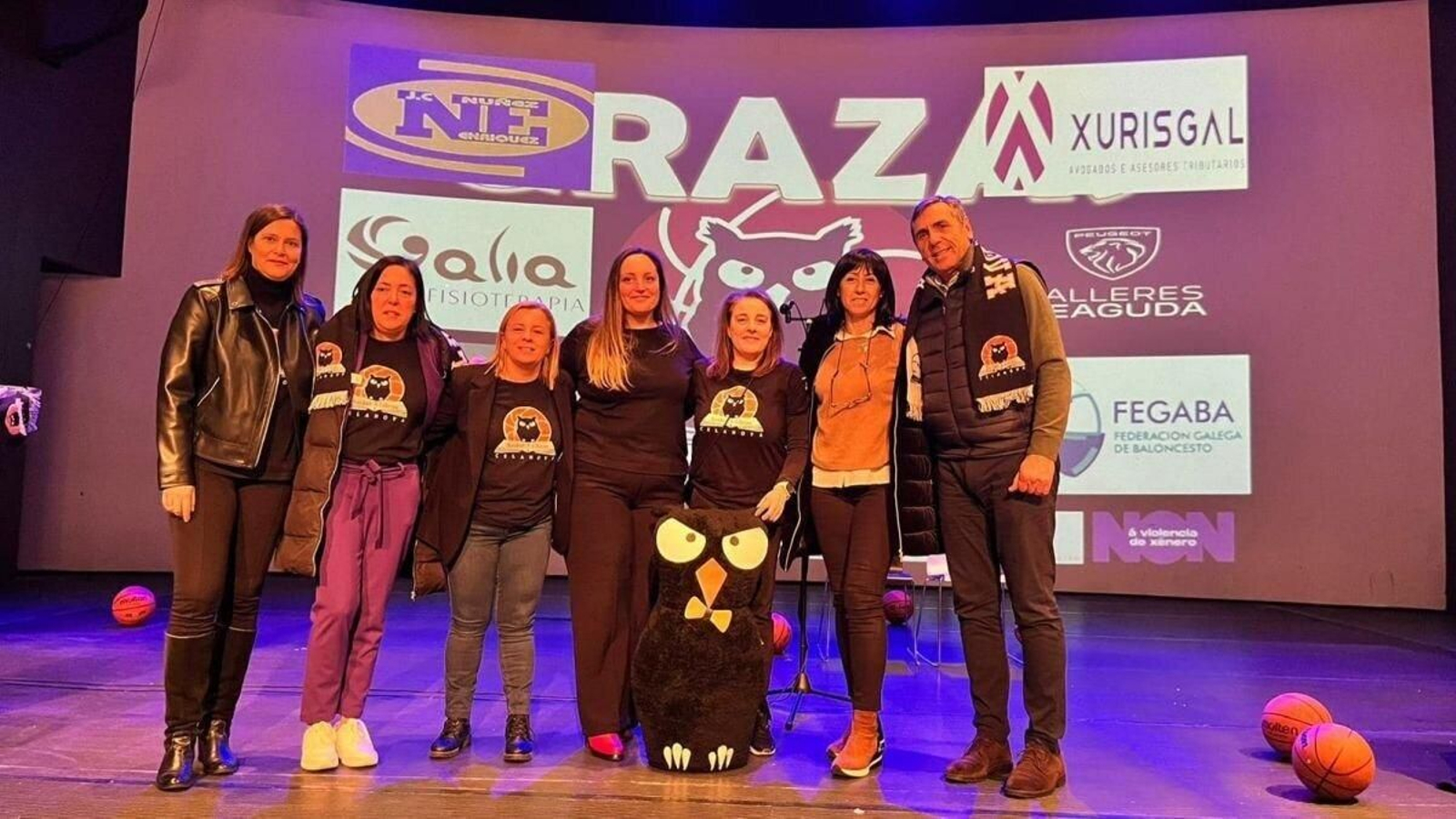 Directiva de la asociación BXL con invitados a la gala Mouchiño del año pasado.