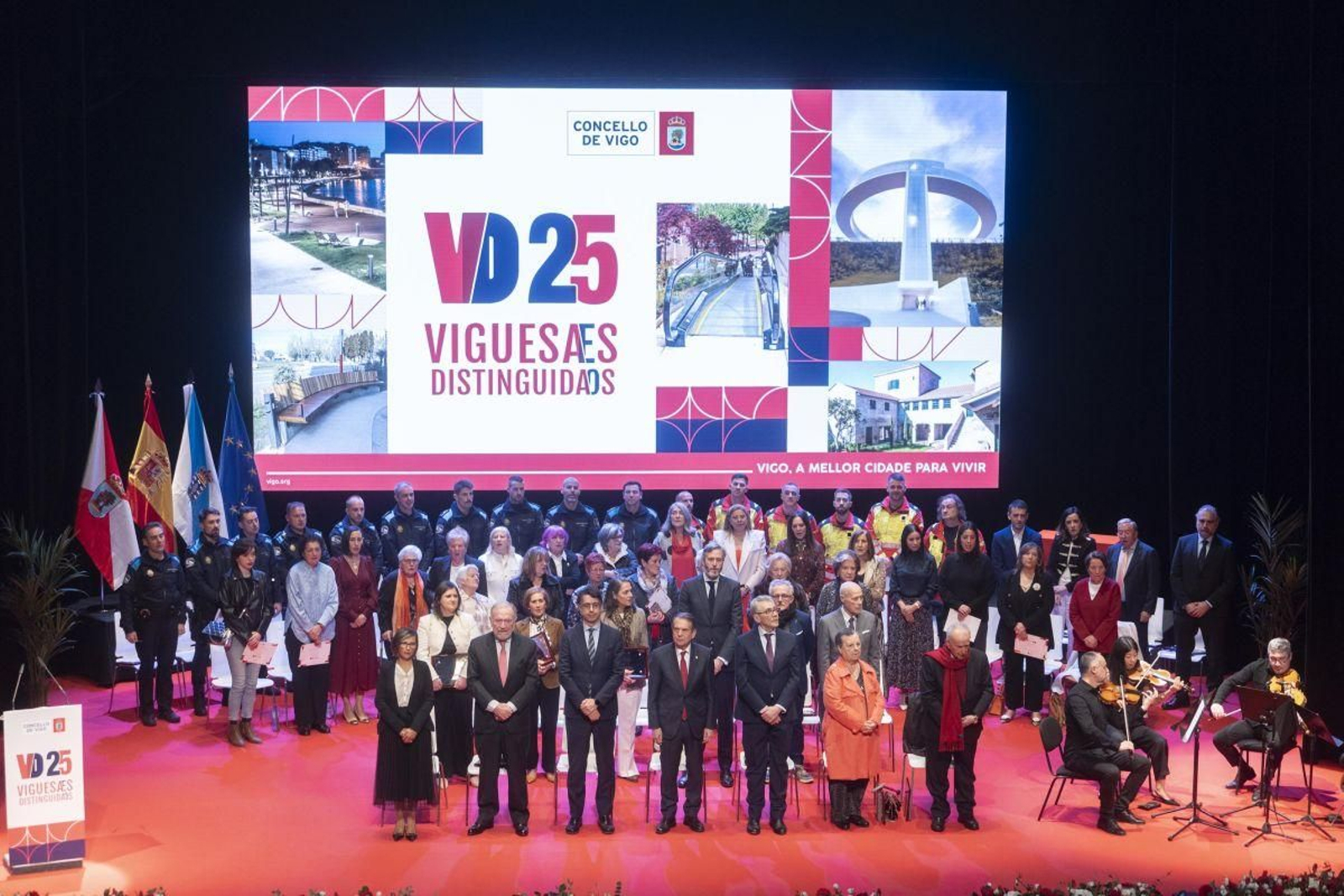 La foto de “familia” del alcalde Abel Caballero con los ganadores de Vigueses Distinguidos y las medallas de la Ciudad.