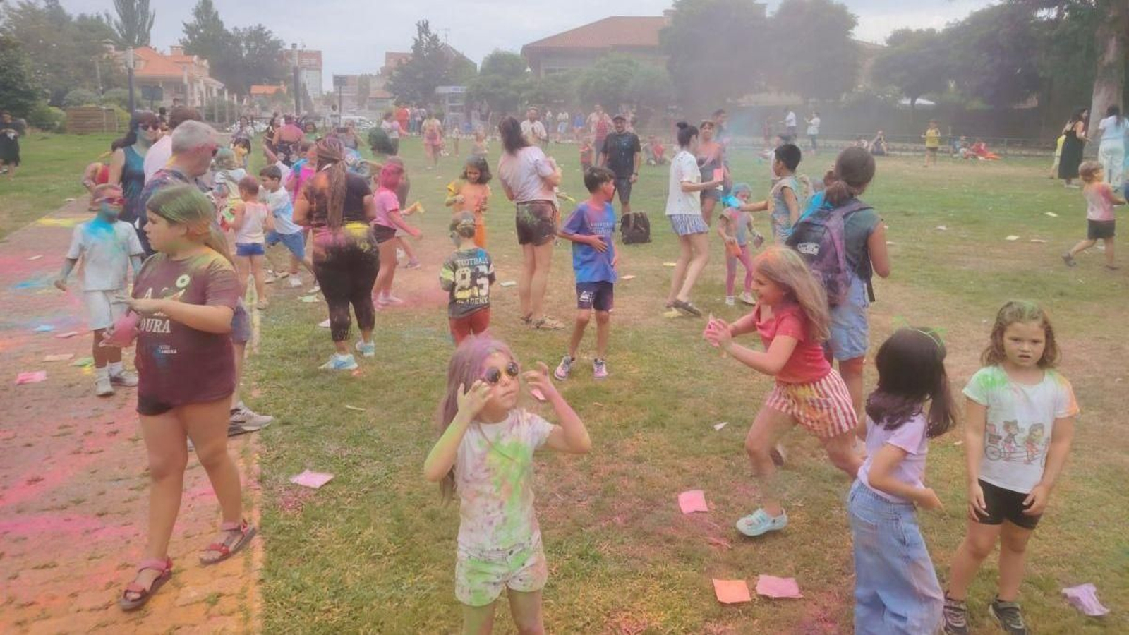 La Festa Holi llenó el Parque Municipal de puro color.