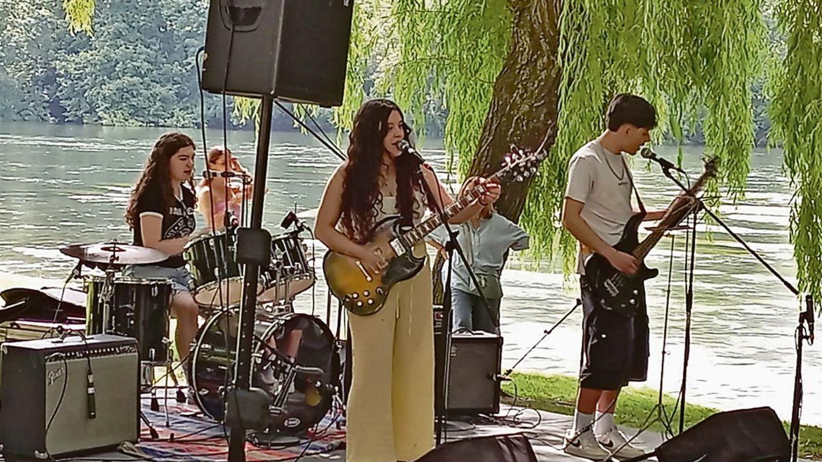 Grupo Scala en un festival en la playa fluvial de O Barco.
