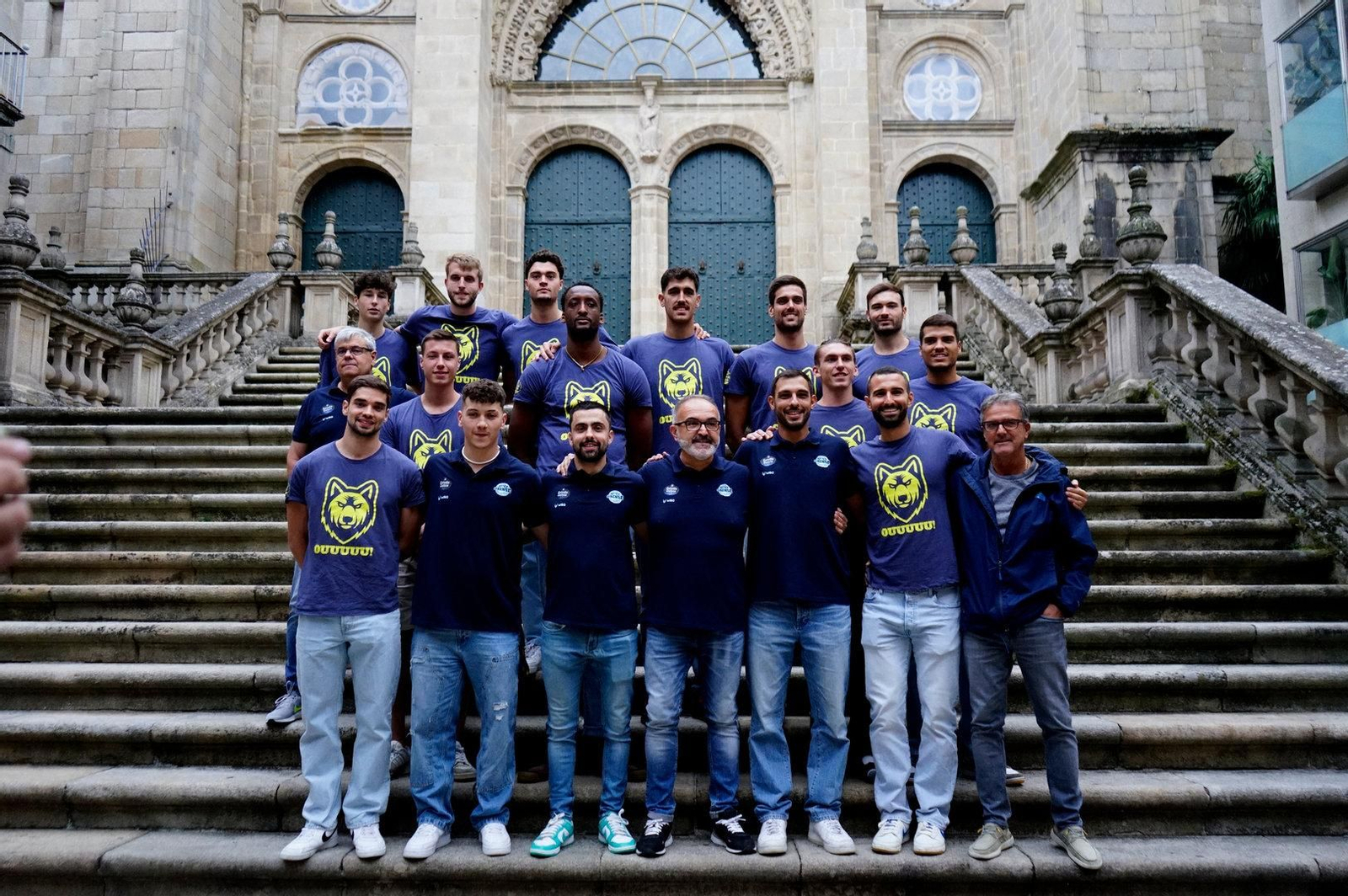 Foto de equipo en la Plaza San Martiño.