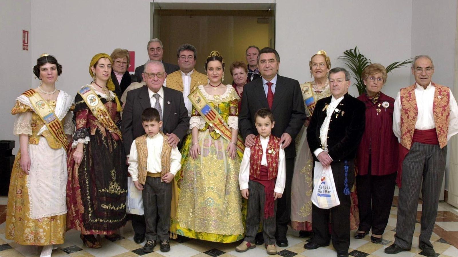 Nunca faltó a las Fallas de Valencia, aquí junto a la Fallera Mayor 2005 en la Diputación de Valencia