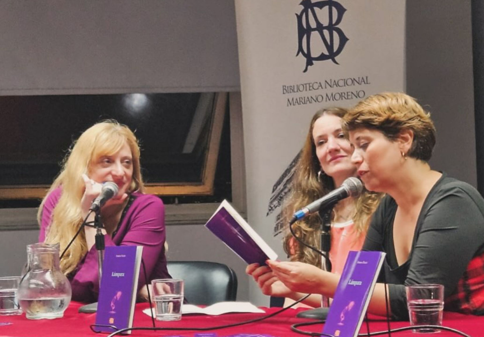 La escritora Karina Macció (izquierda) durante una presentación literaria