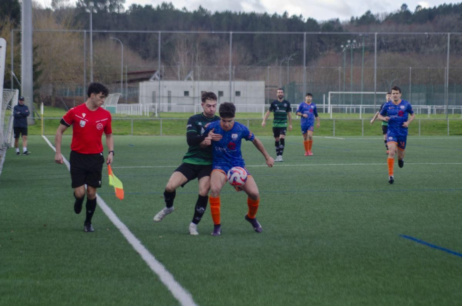 El alaricano Iñaki intenta sujetar al delantero Izan, del Maside, para que controle el balón y se marche hacia la portería.