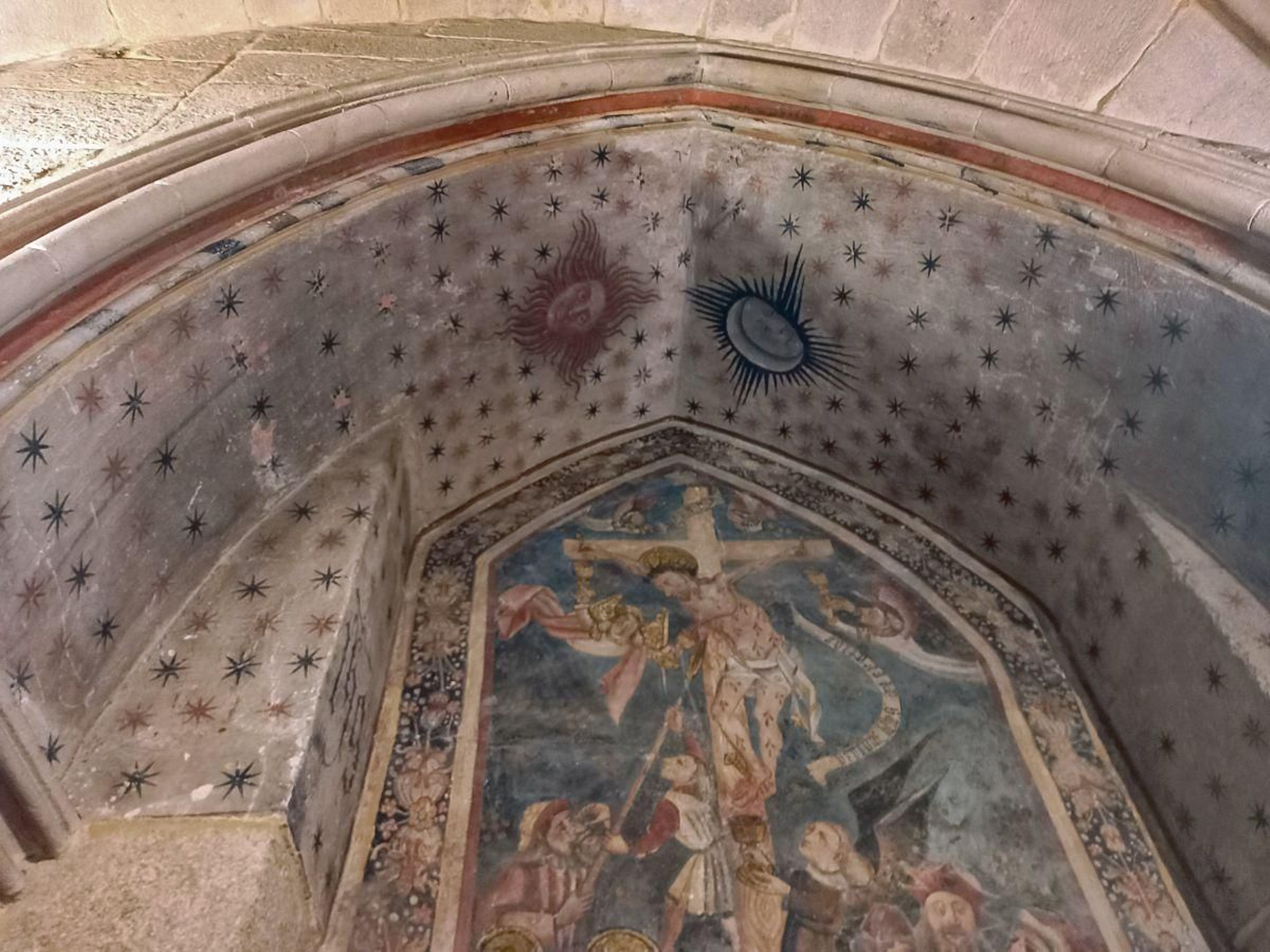 Sol y Luna, El techo sobre el fresco de la crucifixión de Cristo presenta una decoración de cielo estrellado, con representaciones de la luna y el sol que simbolizan el cosmos. Junto al Pórtico del Paraíso.