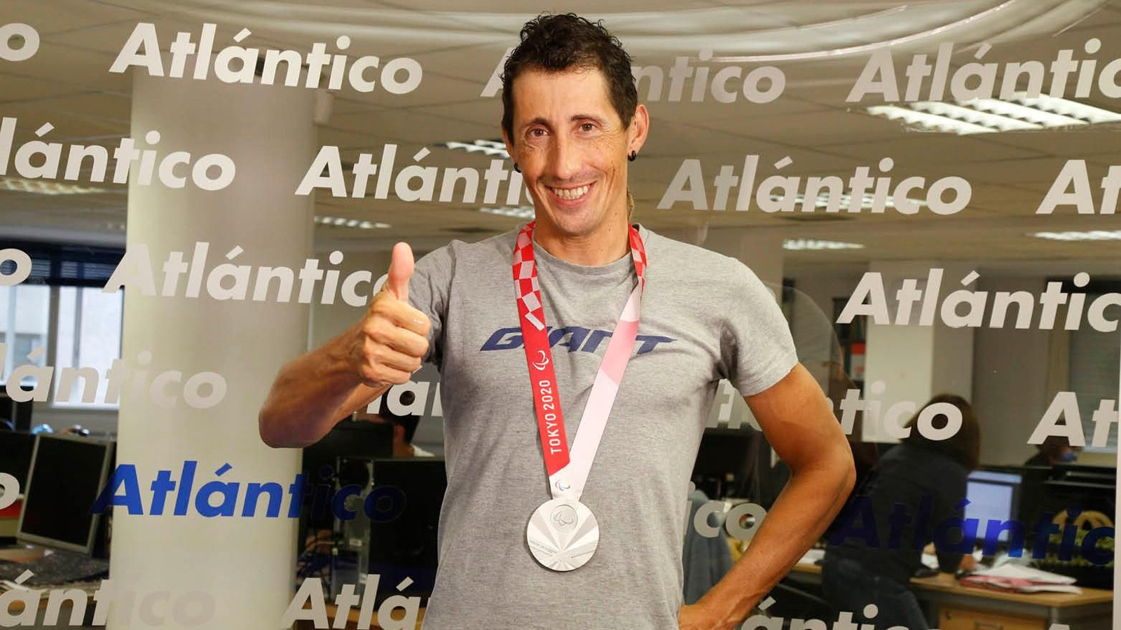 Gustavo Rodríguez posa con su presea de plata en el set de Atlántico.

J.V. LANDÍN