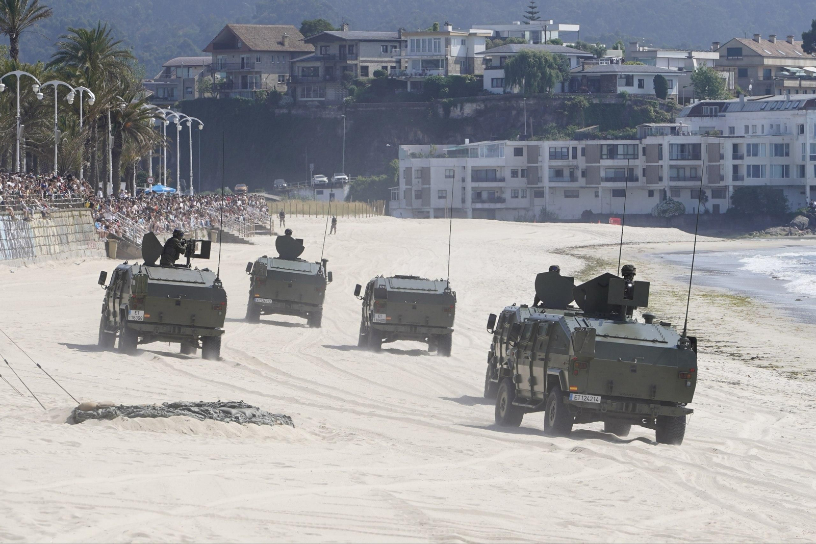 Galería | Felipe VI participa en la revista naval y presencia la exhibición de militares en Samil