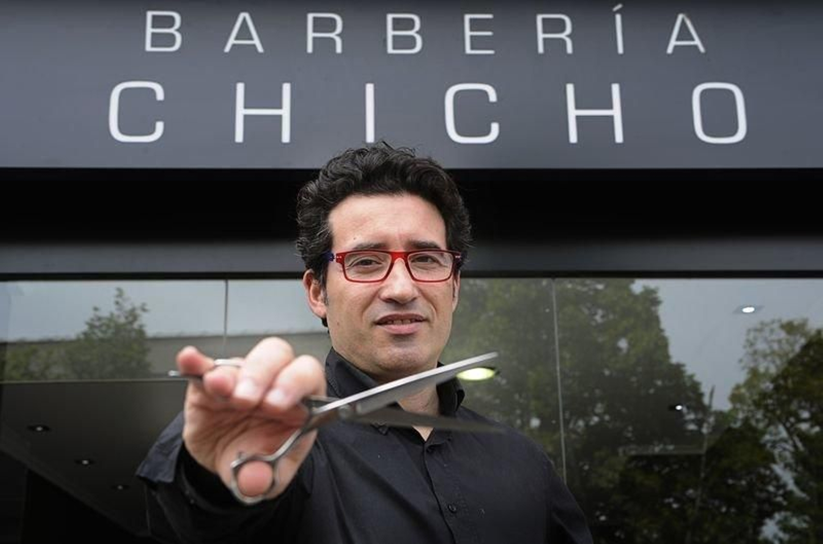 José Pablo Figueiras, en su barbería Chicho.