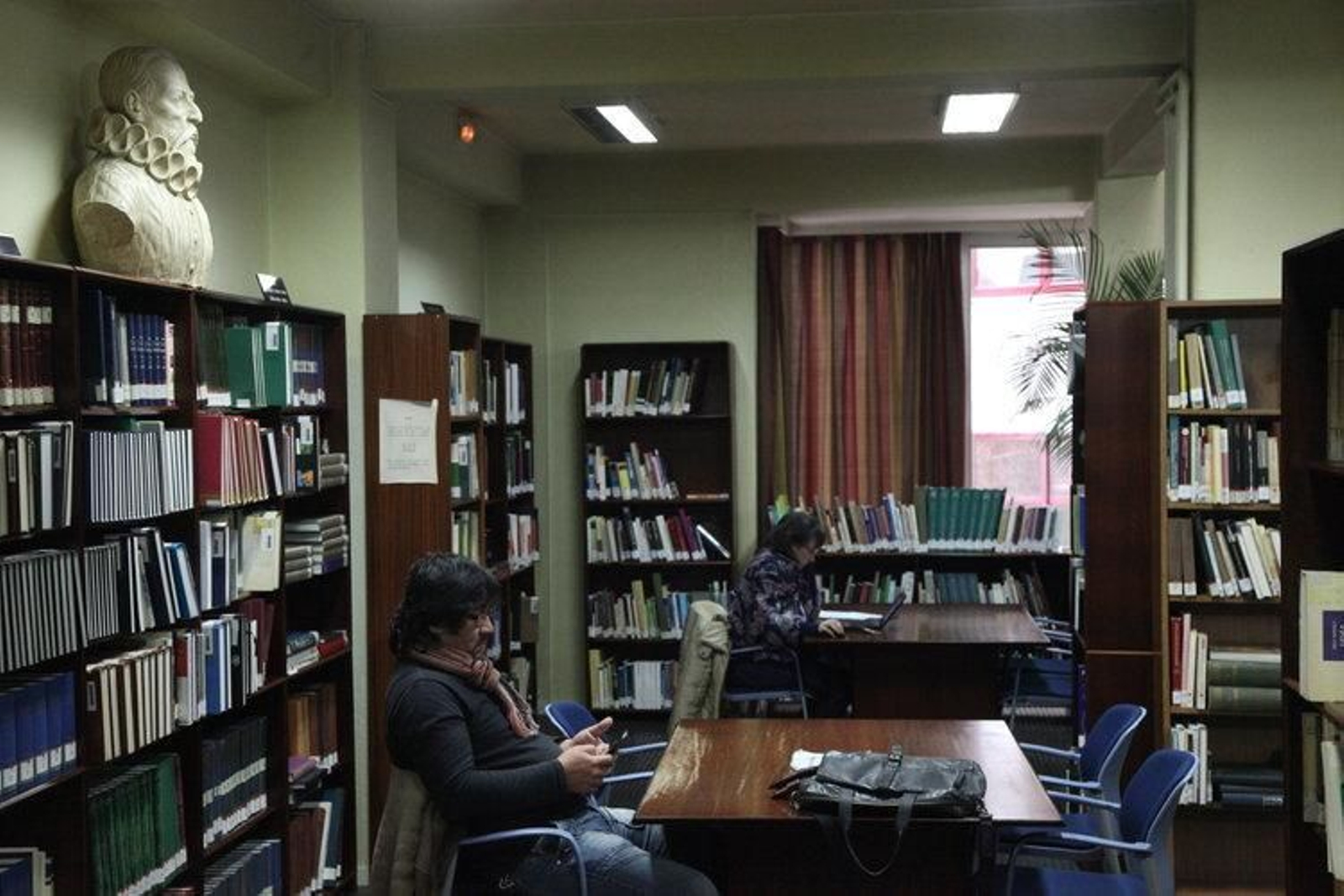 Una de las salas de la Biblioteca Pública en la rúa Concejo (JOSÉ PAZ)