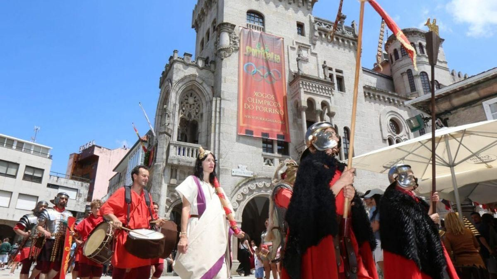 La tribu de ‘Budigalia’ (arriba), desfilando. Y con la Casa Consistorial de fondo, con paso marcial, la Legión romana “Legio X Gemina”.