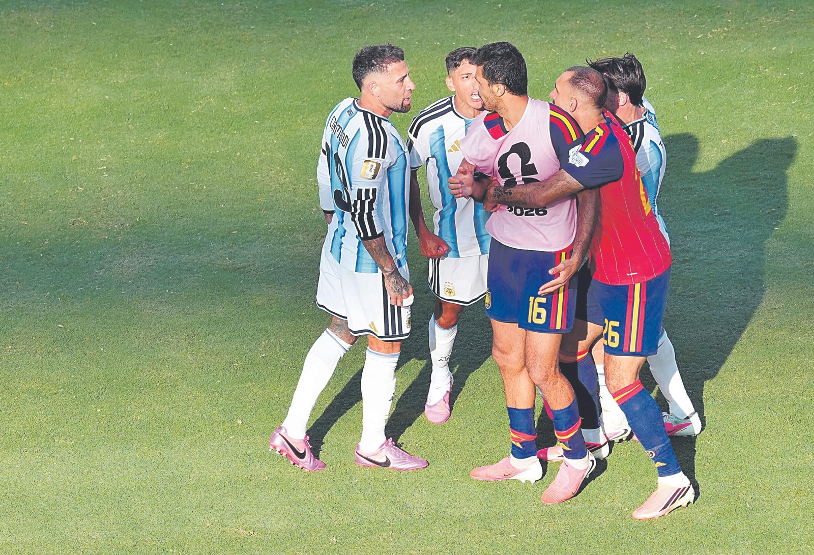 El céltico Borja Iglesias separa a Rodri de los jugadores argentinos cuando el arbitró pitó el final del partido en Nueva York.