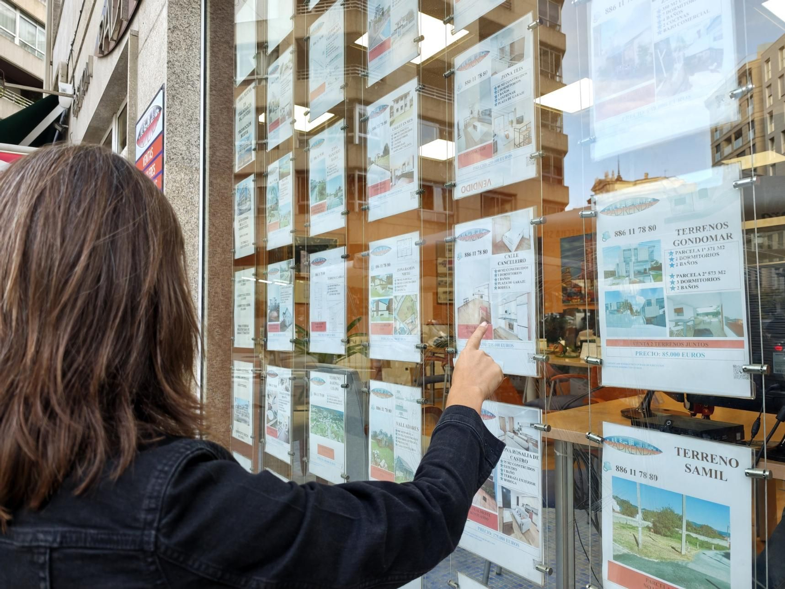 Consultado ofertas y precios esta semana en una agencia inmobiliaria viguesa