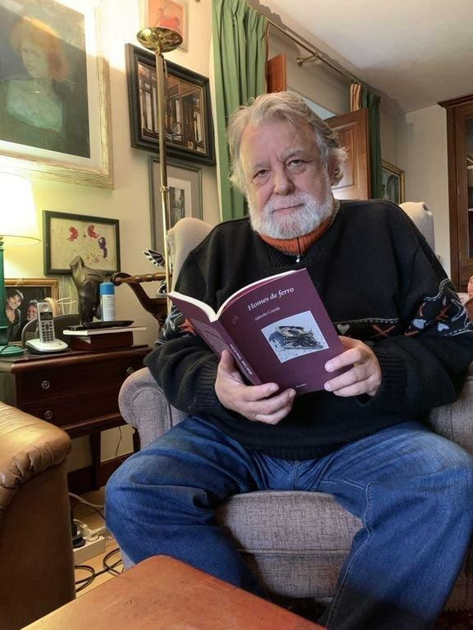 Alfredo Conde, con “Homes de ferro”, de Ézaro Edicións, sobre o Naombóig.