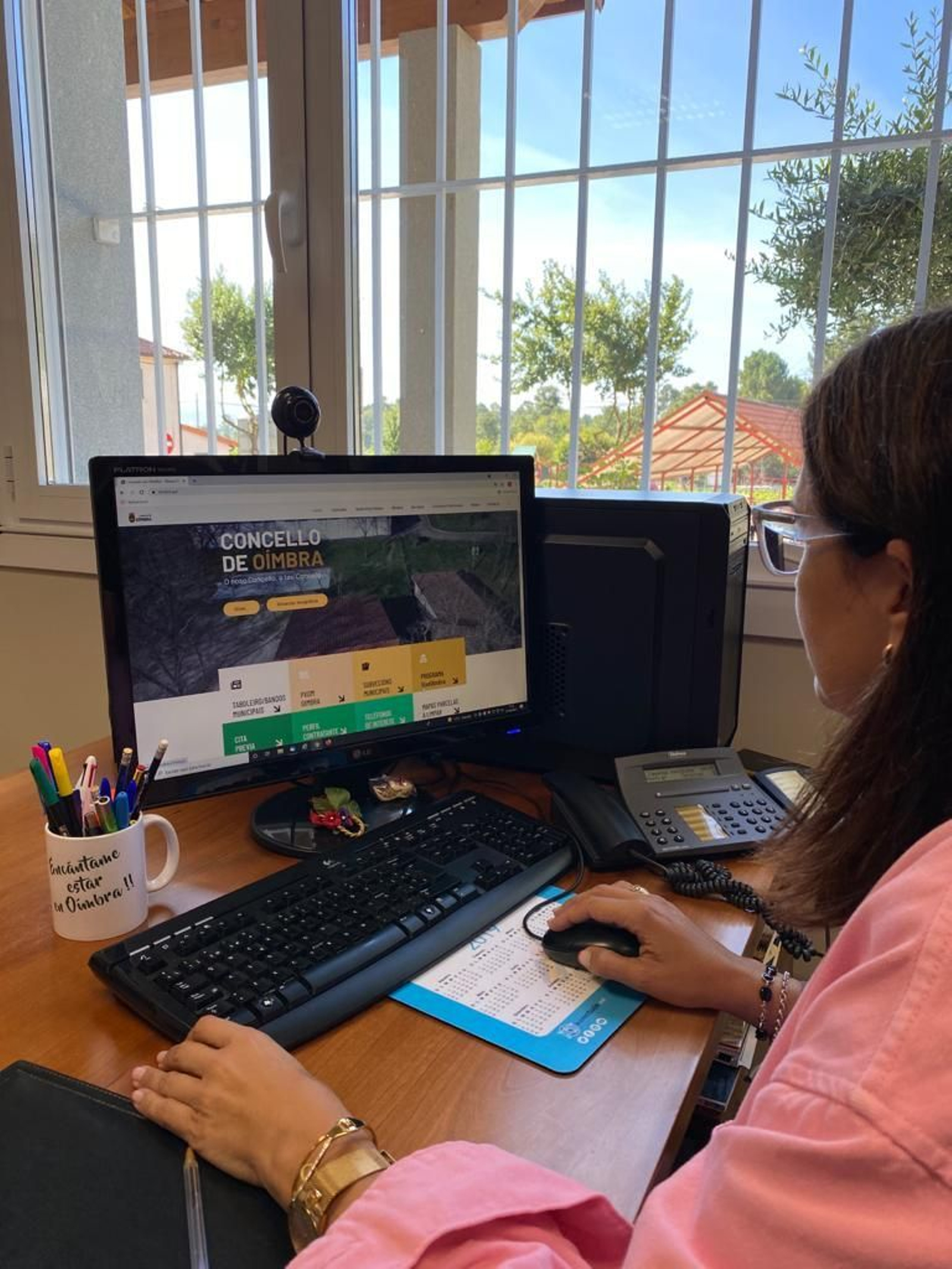 La alcaldesa de Oímbra usando la conexión a Internet.