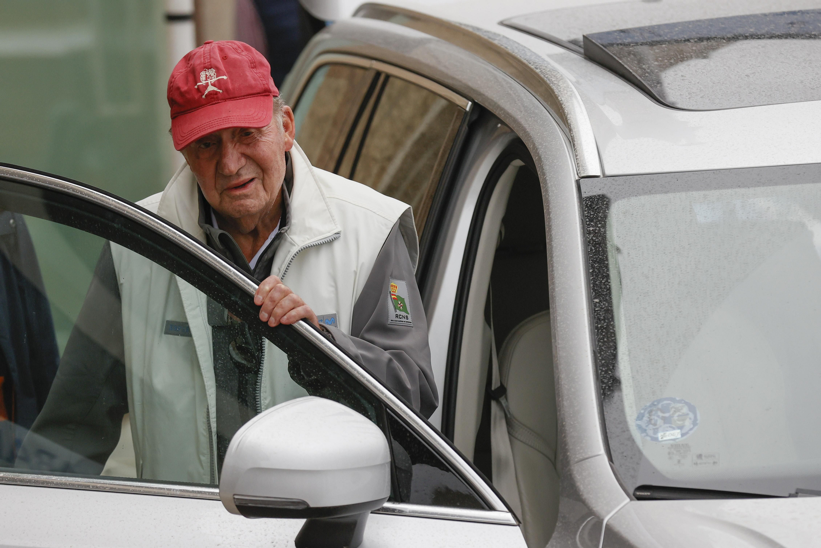 El rey Juan Carlos se dirige hacia el Club Naútico de Sanxenxo en su último día de regatas este domingo en Sanxenxo. EFE/ Lavandeira Jr